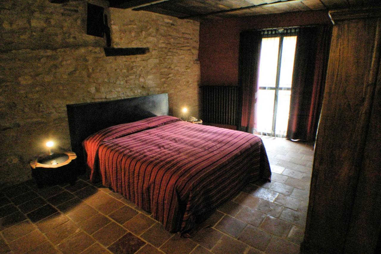 Le Case Della Saracca Monforte dʼAlba Exteriör bild